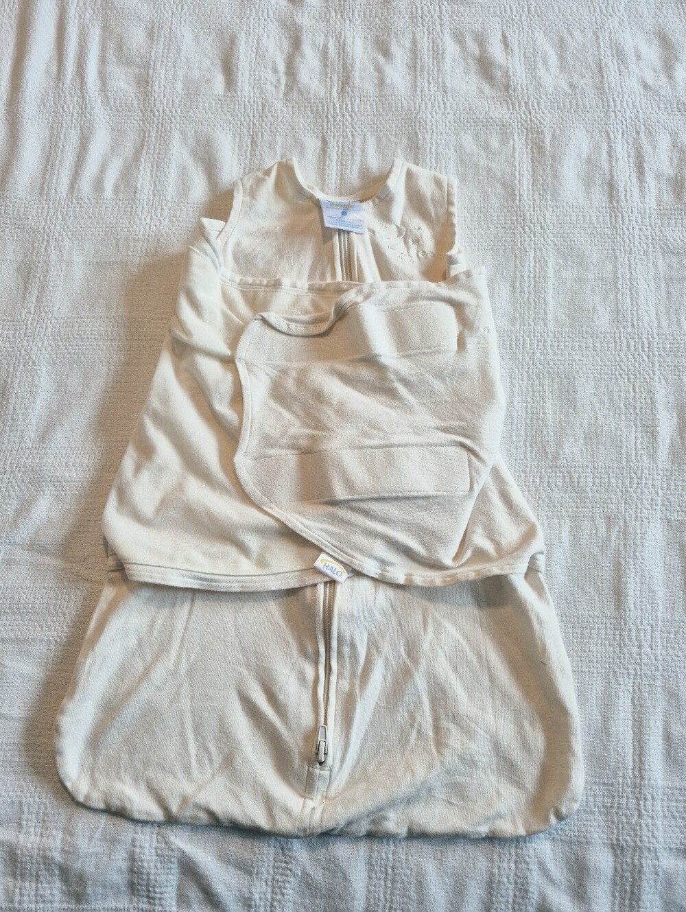 Halo NB swaddle sleepsack cream color VGUC, zipper & press tab closure VGUC